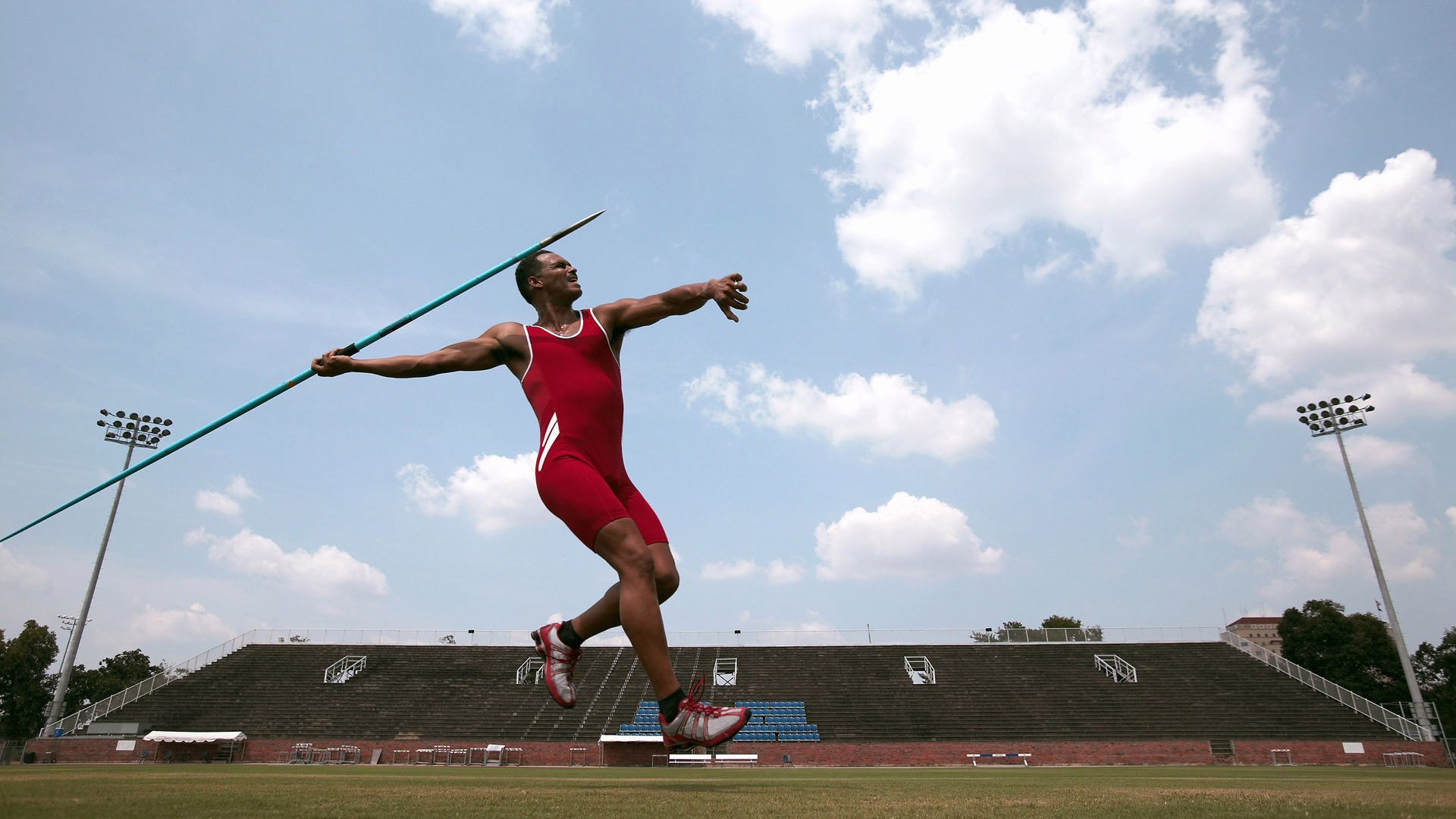 “山谷飞驰:陡峭赛段的速度激情”,山谷飞鸟