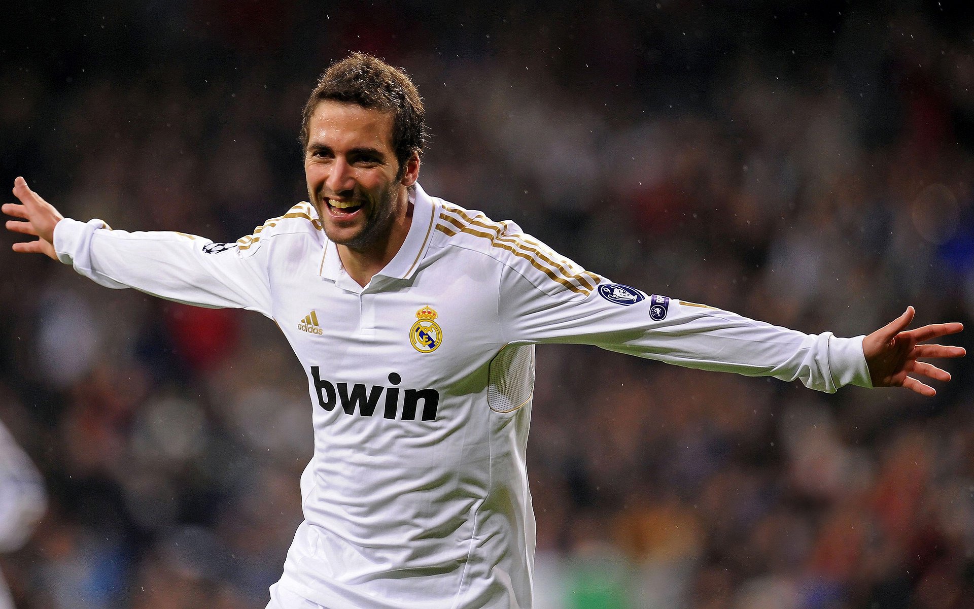 史上最“炸裂”长距离投篮！库里在对阵魔术中投出距离超过70英尺的三分球！